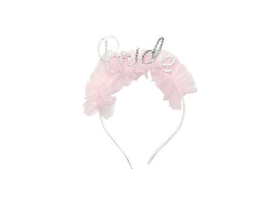Brautstirnband mit Rüschen – Haarreif „Bride“ mit rosa Rüsche & holografischem Schriftzug | JGA Accessoire | 17,5 × 18 cm