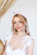 Brautstirnband mit Rüschen – Haarreif „Bride“ mit rosa Rüsche & holografischem Schriftzug | JGA Accessoire | 17,5 × 18 cm