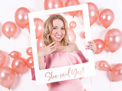 Selfie‑Rahmen „She Said Yes“ – Weiß & Roségold | 50 × 59,5 cm | JGA , Verlobungs‑Fotoprop, zum Selbstaufbau