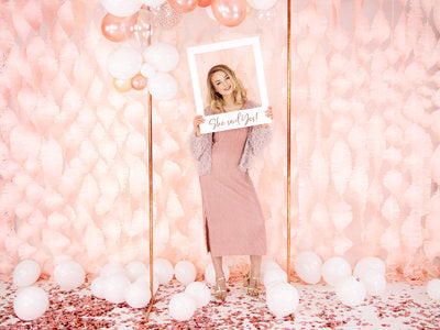 Selfie‑Rahmen „She Said Yes“ – Weiß & Roségold | 50 × 59,5 cm | JGA , Verlobungs‑Fotoprop, zum Selbstaufbau