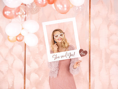 Selfie‑Rahmen „She Said Yes“ – Weiß & Roségold | 50 × 59,5 cm | JGA , Verlobungs‑Fotoprop, zum Selbstaufbau