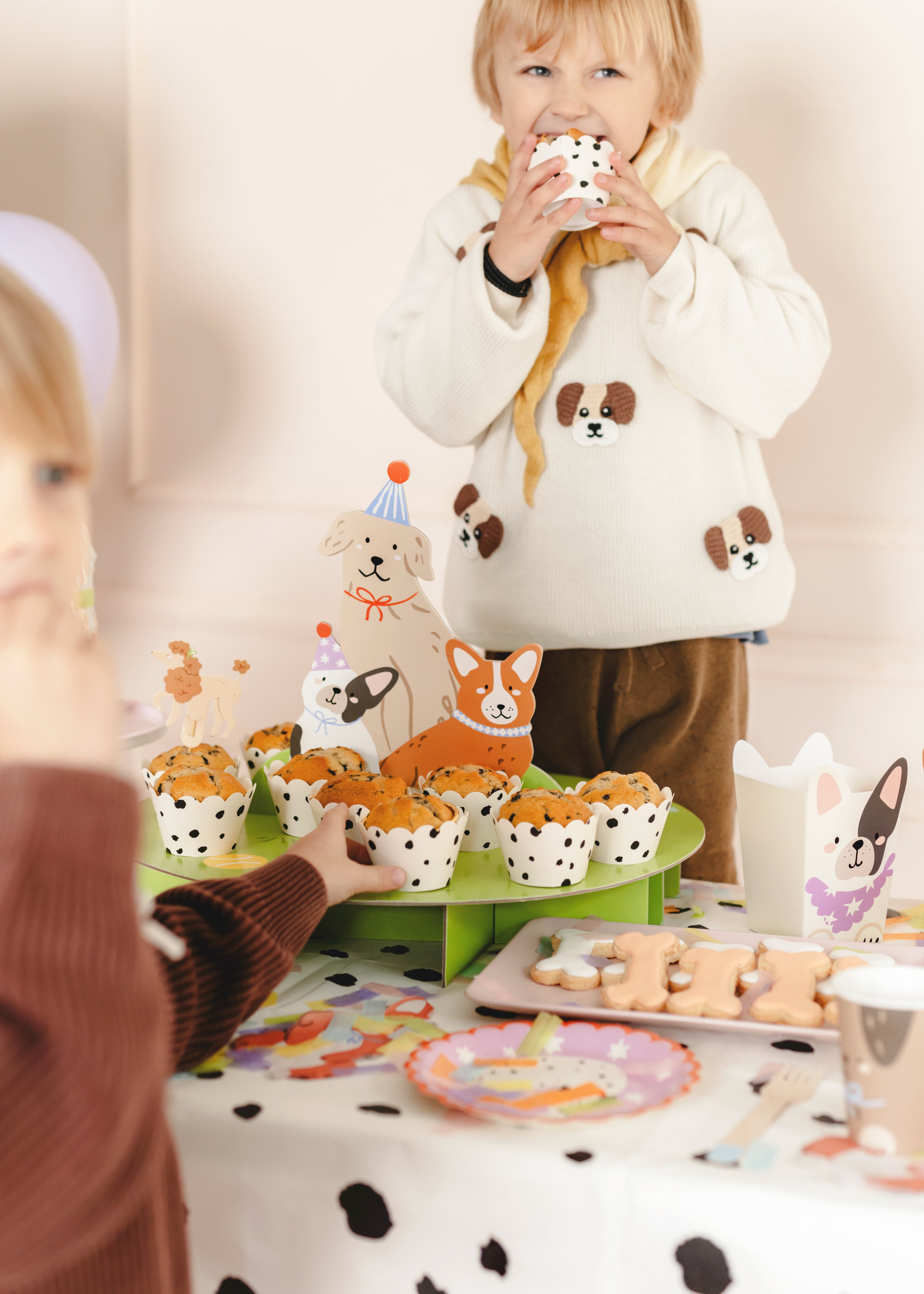 Hunde‑Leckerlischale – Süßigkeitenständer in Hundeform, Ø 45 cm × H 35 cm, Farbmix, inkl. Ständer zum Selbstaufbau & 24 Muffinförmchen