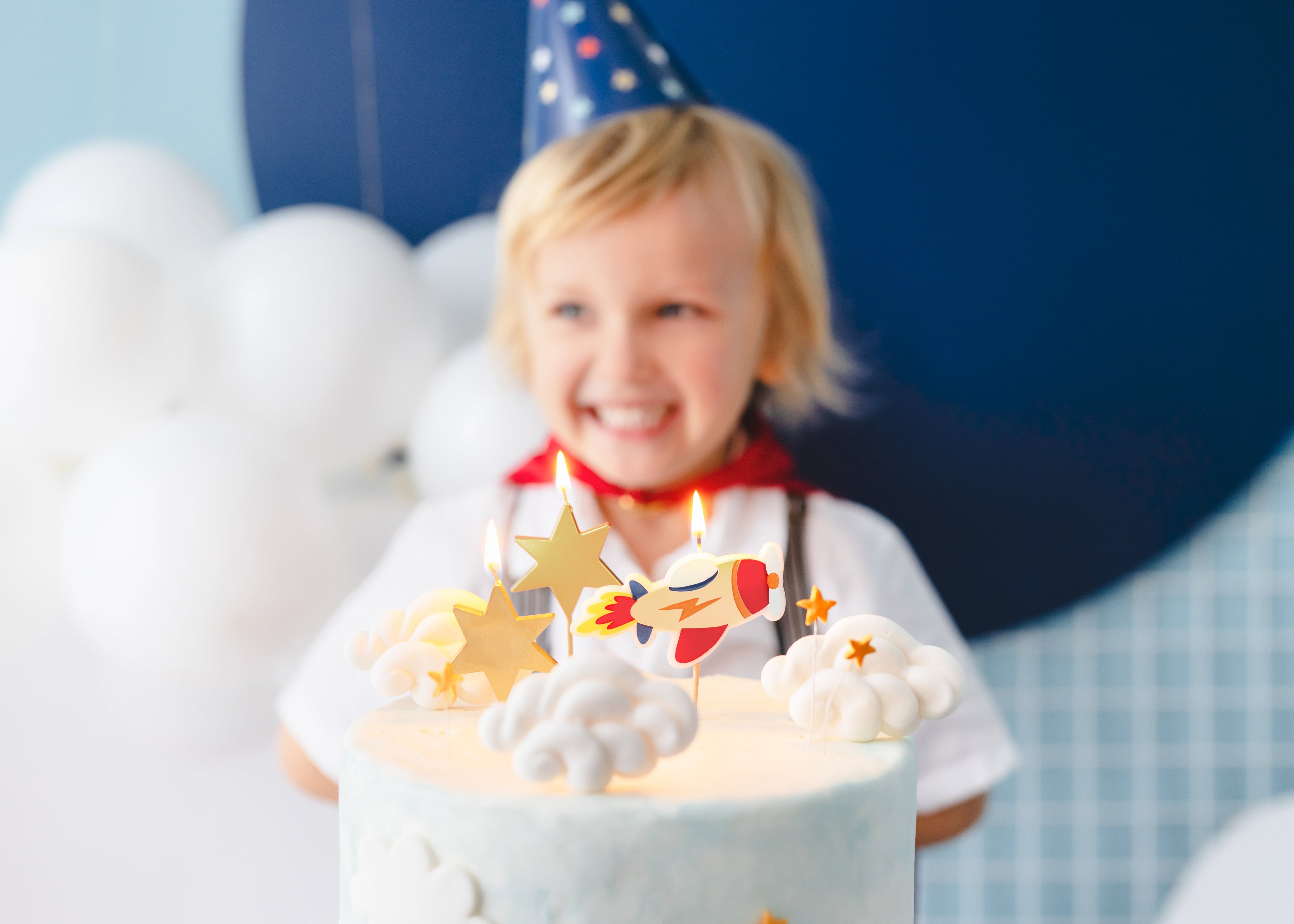 Flugzeug‑Geburtstagskerzen – 3er Set | Kerzen mit Flugzeug & Goldsternen | 4,5–5 cm | Kuchendeko für Kindergeburtstag
