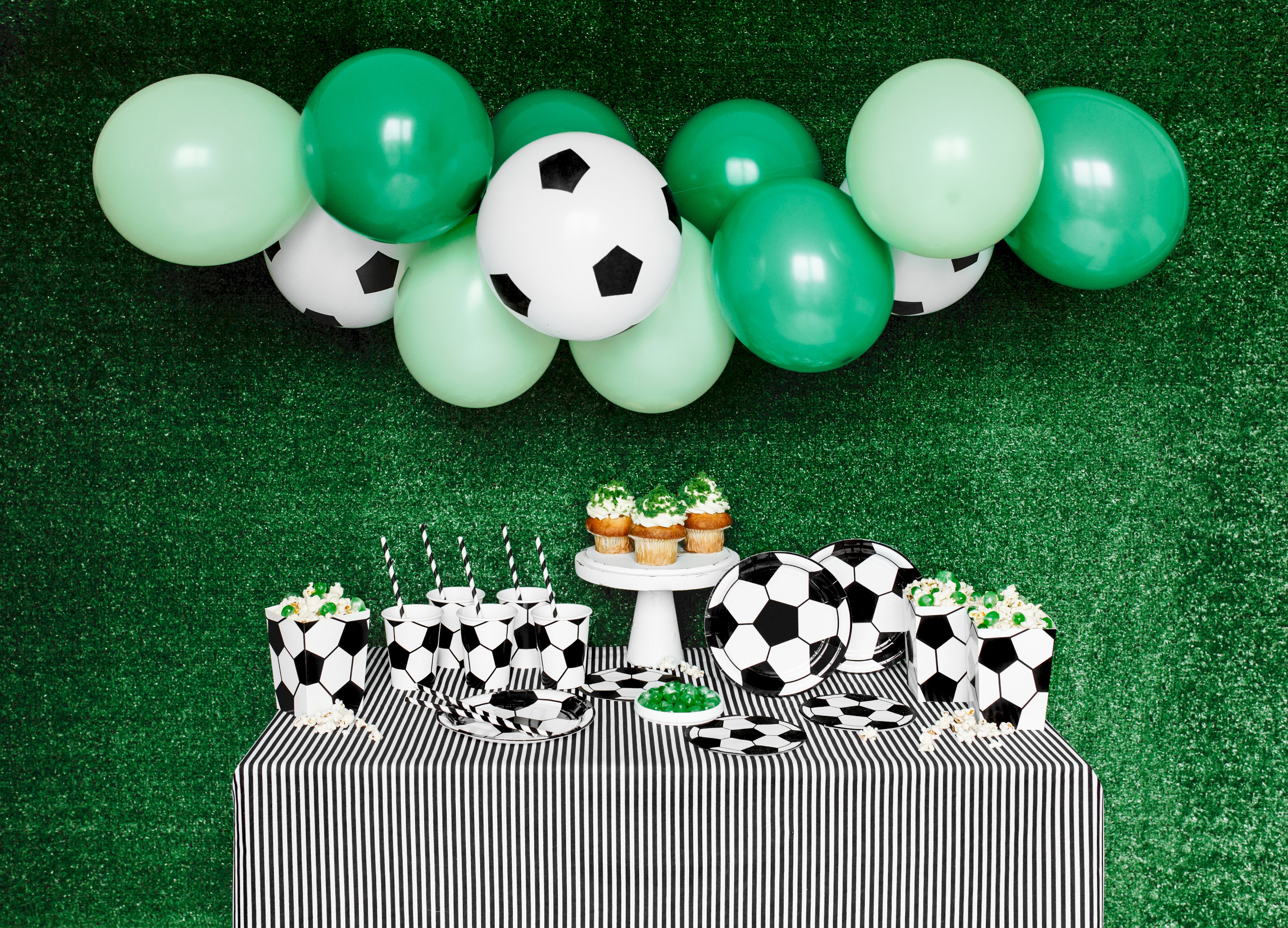 Partydekorationsset „Fußball“ – 60‑teilig | Teller, Becher, Servietten, Popcornboxen, Strohhalme & 12 Ballons | Grün‑Weiß Matchday Deko