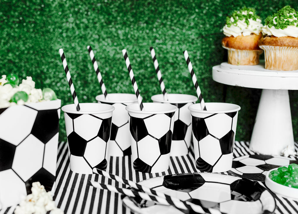 Partydekorationsset „Fußball“ – 60‑teilig | Teller, Becher, Servietten, Popcornboxen, Strohhalme & 12 Ballons | Grün‑Weiß Matchday Deko