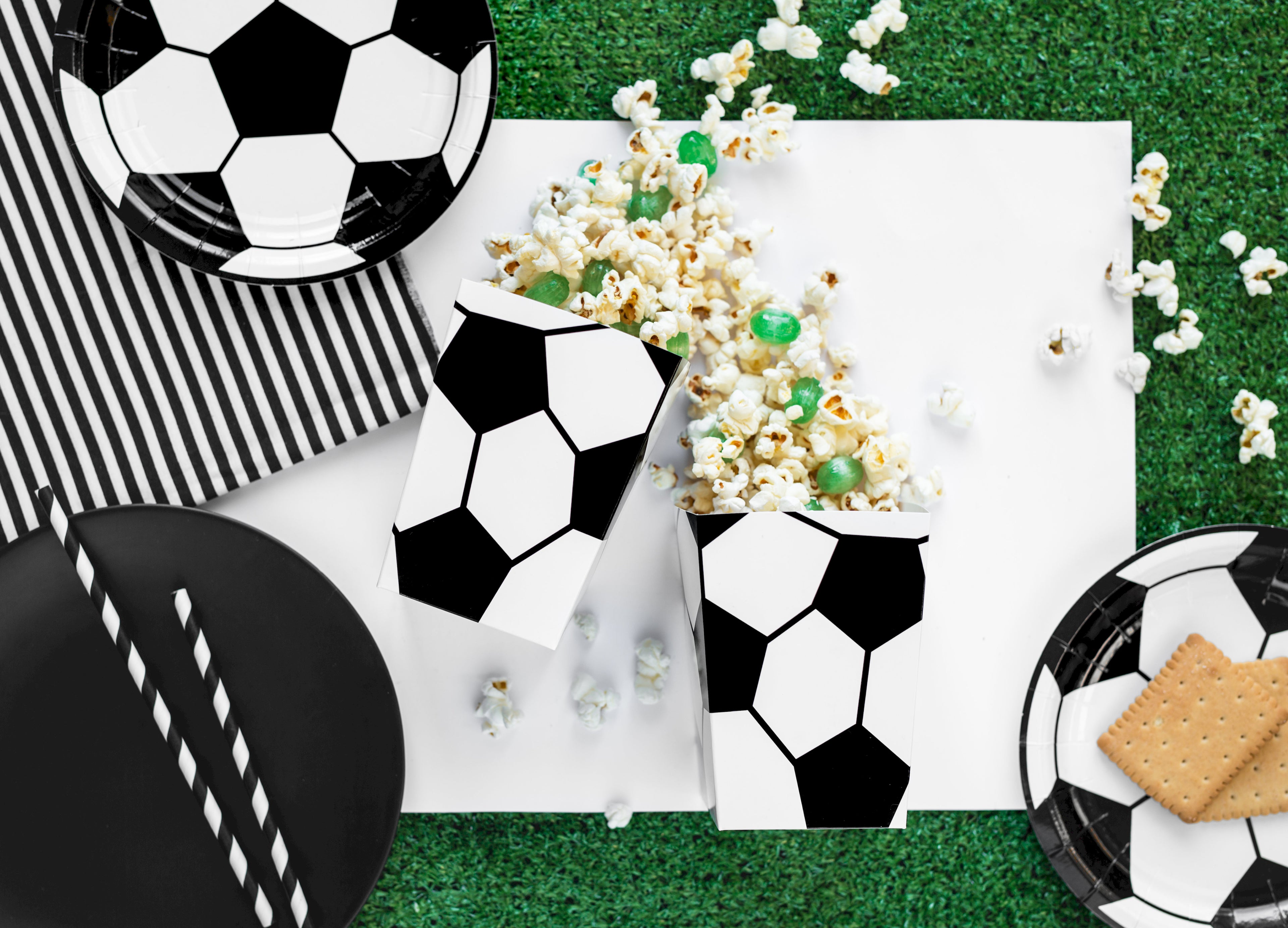Partydekorationsset „Fußball“ – 60‑teilig | Teller, Becher, Servietten, Popcornboxen, Strohhalme & 12 Ballons | Grün‑Weiß Matchday Deko