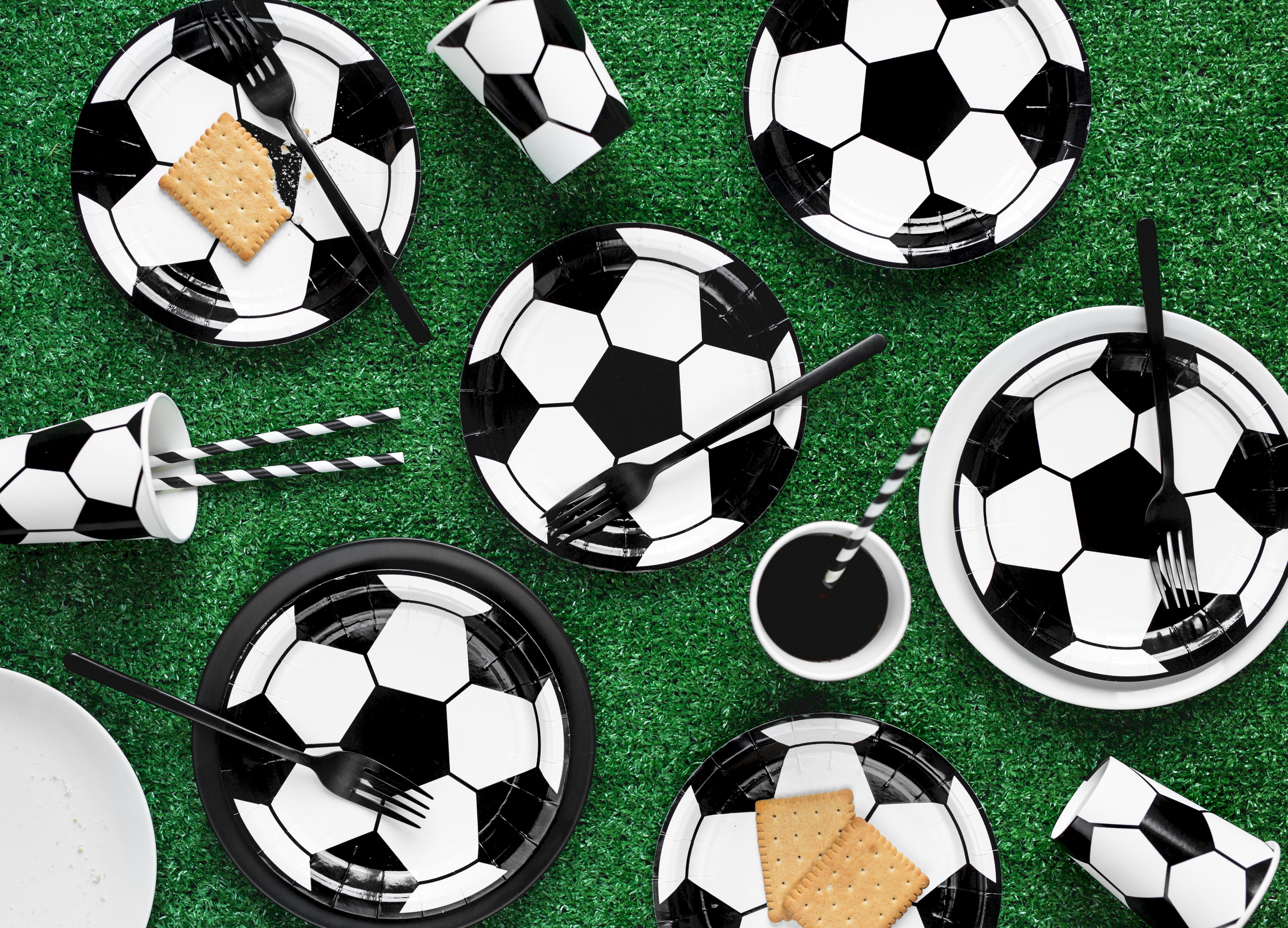 Partydekorationsset „Fußball“ – 60‑teilig | Teller, Becher, Servietten, Popcornboxen, Strohhalme & 12 Ballons | Grün‑Weiß Matchday Deko