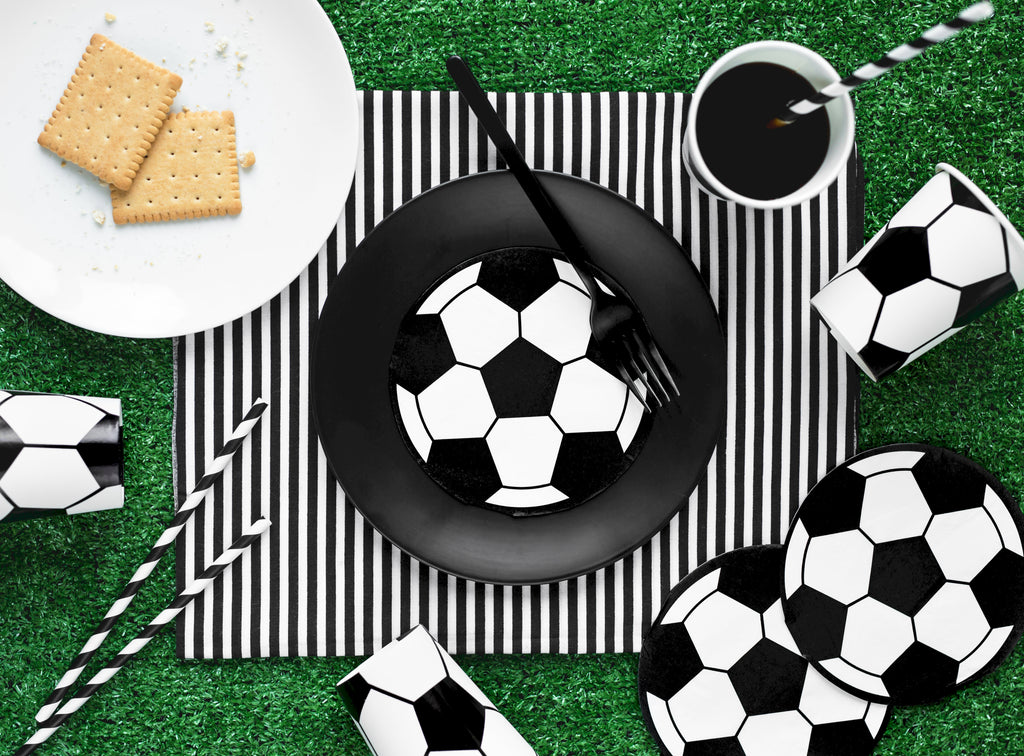 Partydekorationsset „Fußball“ – 60‑teilig | Teller, Becher, Servietten, Popcornboxen, Strohhalme & 12 Ballons | Grün‑Weiß Matchday Deko