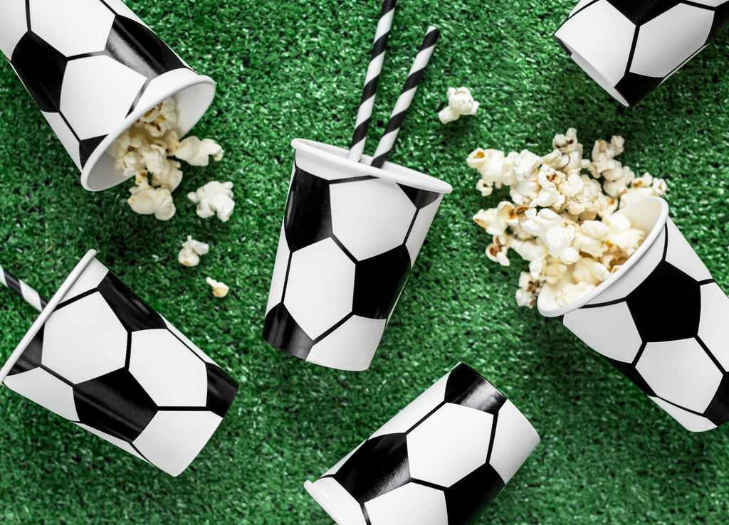 Partydekorationsset „Fußball“ – 60‑teilig | Teller, Becher, Servietten, Popcornboxen, Strohhalme & 12 Ballons | Grün‑Weiß Matchday Deko