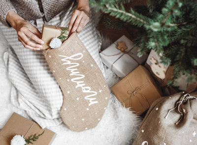 Weihnachtsstrumpf „Mommy“ aus Jute – Deko-Socke in Weiß & Natur | 23 x 39,5 cm | Weihnachtsdeko, Nikolausstrumpf, Geschenkidee für Mama