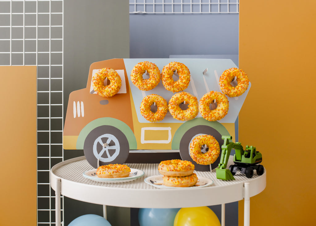LKW‑Donut‑Wand – 61 × 37,5 cm | Donut Wall im Truck‑Design mit 10 Dübeln | Selbstmontage für Kindergeburtstag & Party