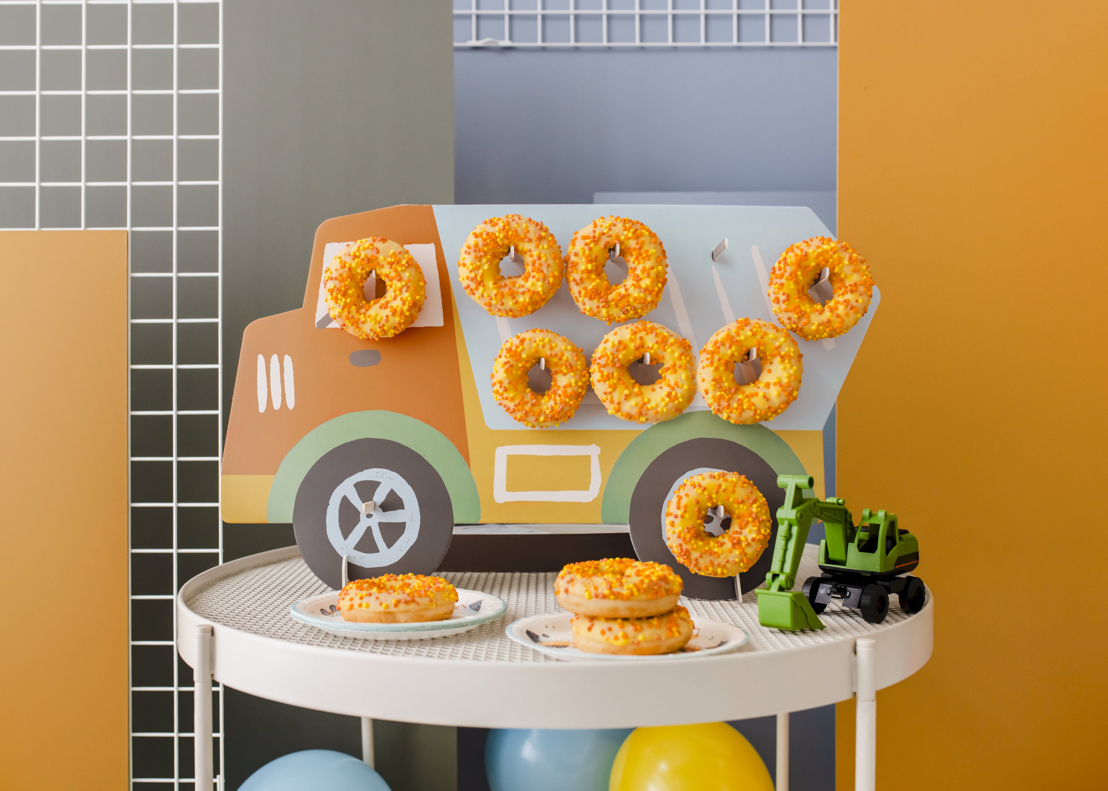 LKW‑Donut‑Wand – 61 × 37,5 cm | Donut Wall im Truck‑Design mit 10 Dübeln | Selbstmontage für Kindergeburtstag & Party