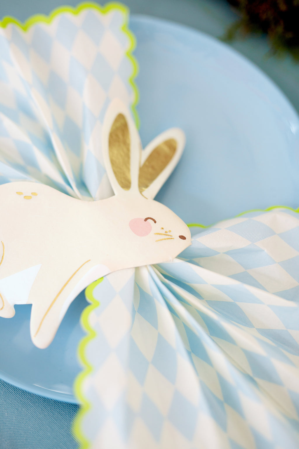 Hasen‑Servietten – 20er Set | Papierservietten mit Hasenmotiv & Golddruck | 12,5 × 16 cm (gefaltet), 25 × 32 cm (offen)