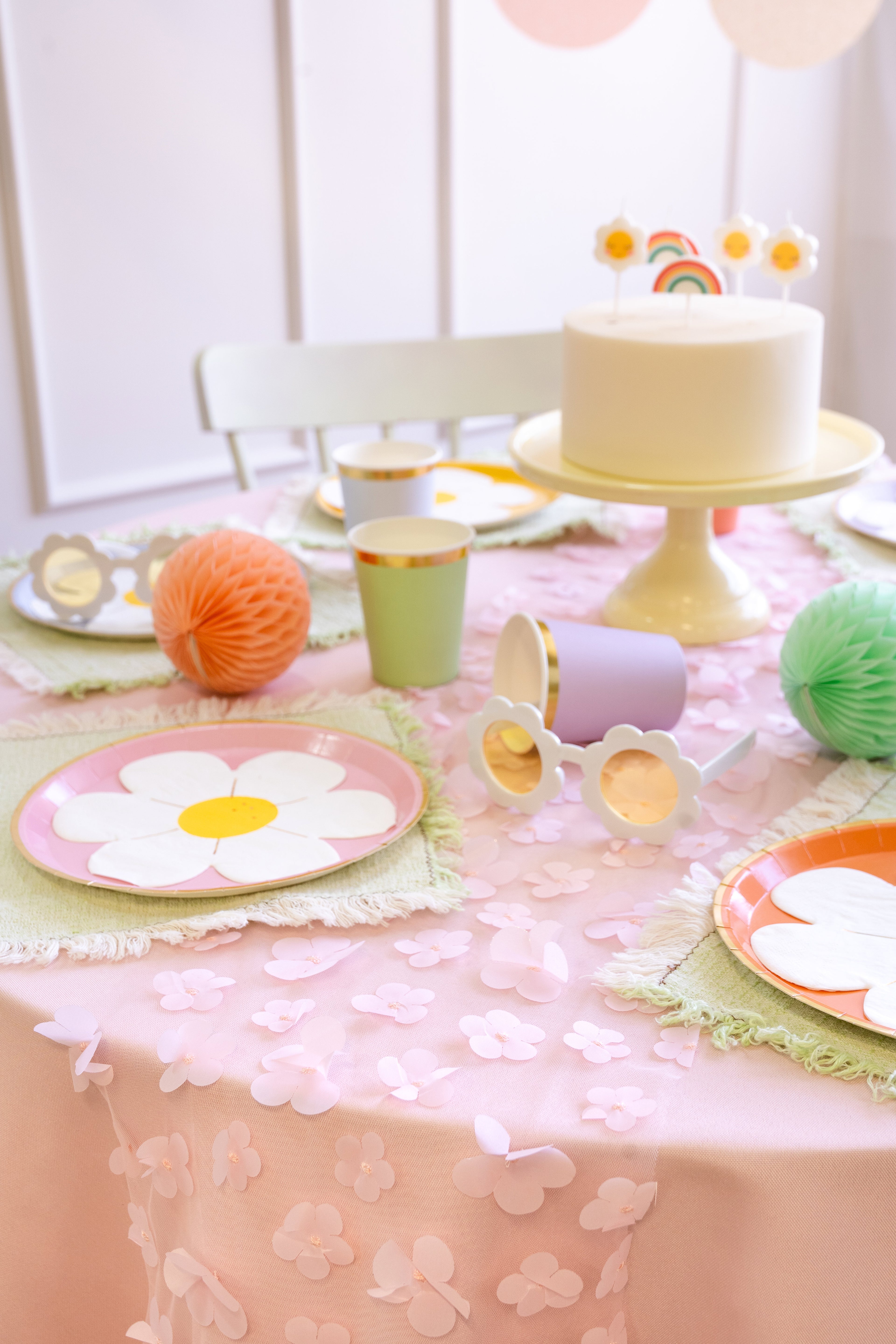 Gänseblümchen-Servietten 16 x 16,5 cm - 12 weiße Papierservietten mit buntem Blumenmuster für Geburtstag und Sommerparty