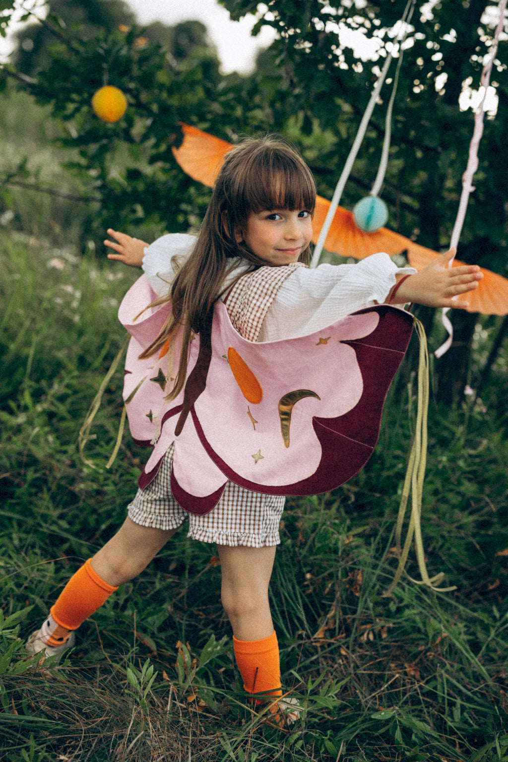 Mädchenkostüm „Motte“ – Flügel‑Cape für Kinder 3–7 Jahre | Leichtes Verkleidungs‑Set in Farbmix für Fasching, Party & Fotos