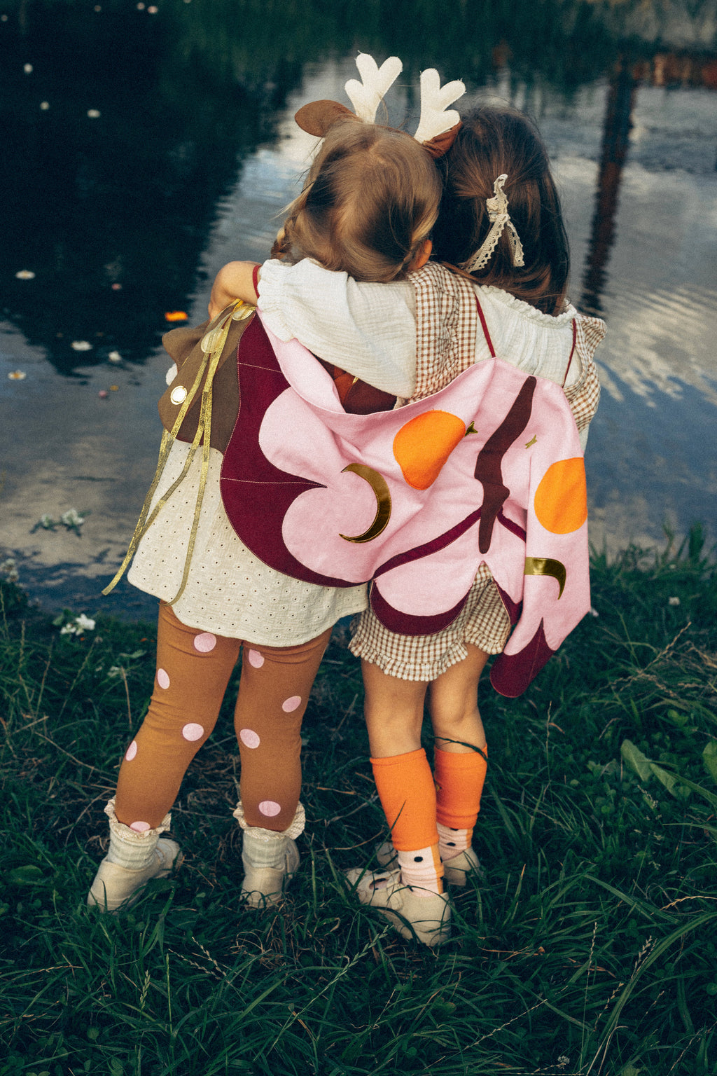 Mädchenkostüm „Motte“ – Flügel‑Cape für Kinder 3–7 Jahre | Leichtes Verkleidungs‑Set in Farbmix für Fasching, Party & Fotos