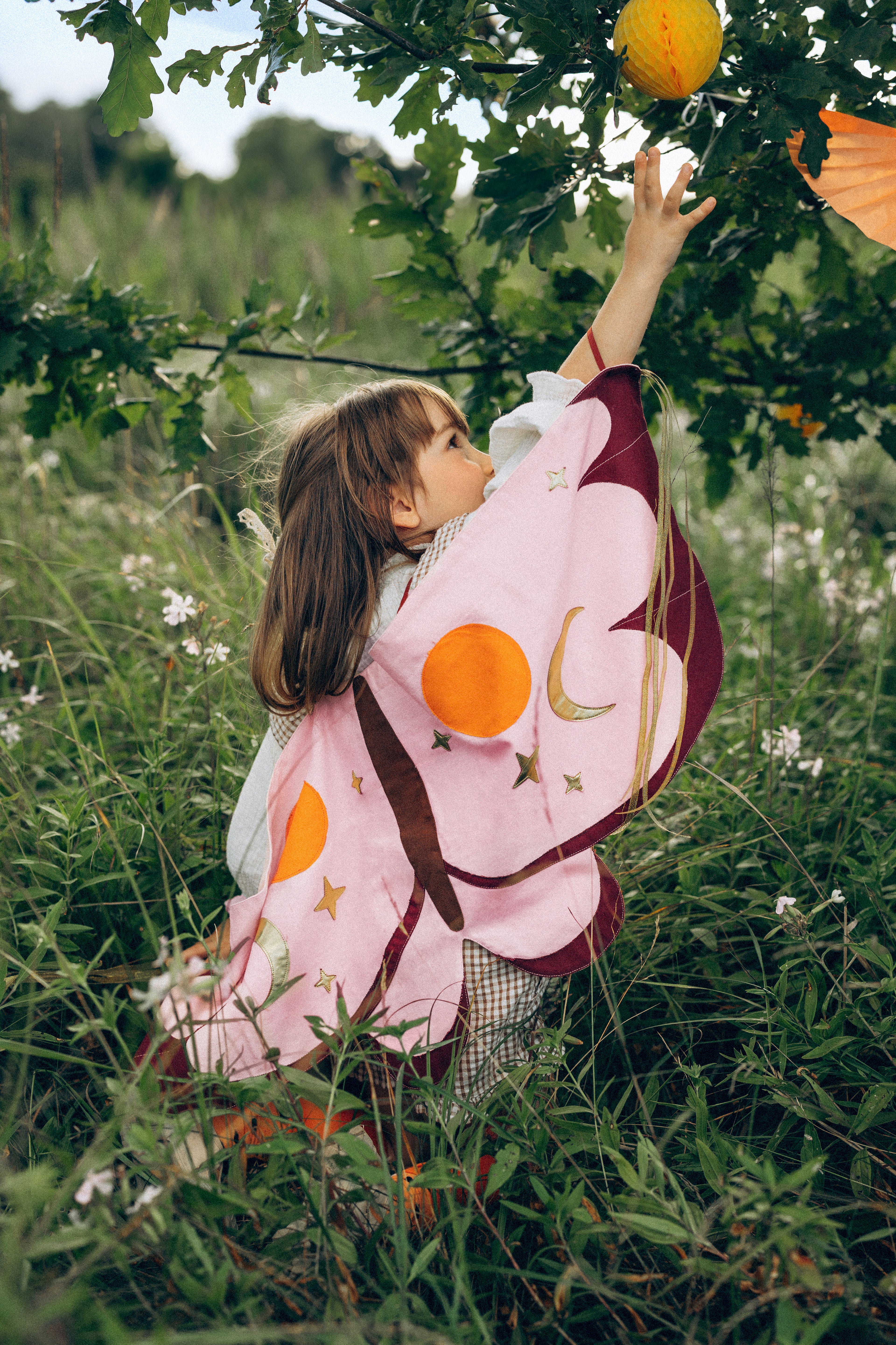 Mädchenkostüm „Motte“ – Flügel‑Cape für Kinder 3–7 Jahre | Leichtes Verkleidungs‑Set in Farbmix für Fasching, Party & Fotos