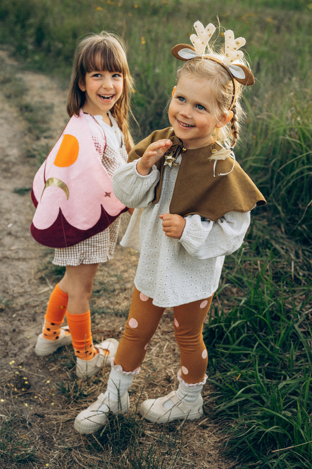 Mädchenkostüm „Motte“ – Flügel‑Cape für Kinder 3–7 Jahre | Leichtes Verkleidungs‑Set in Farbmix für Fasching, Party & Fotos