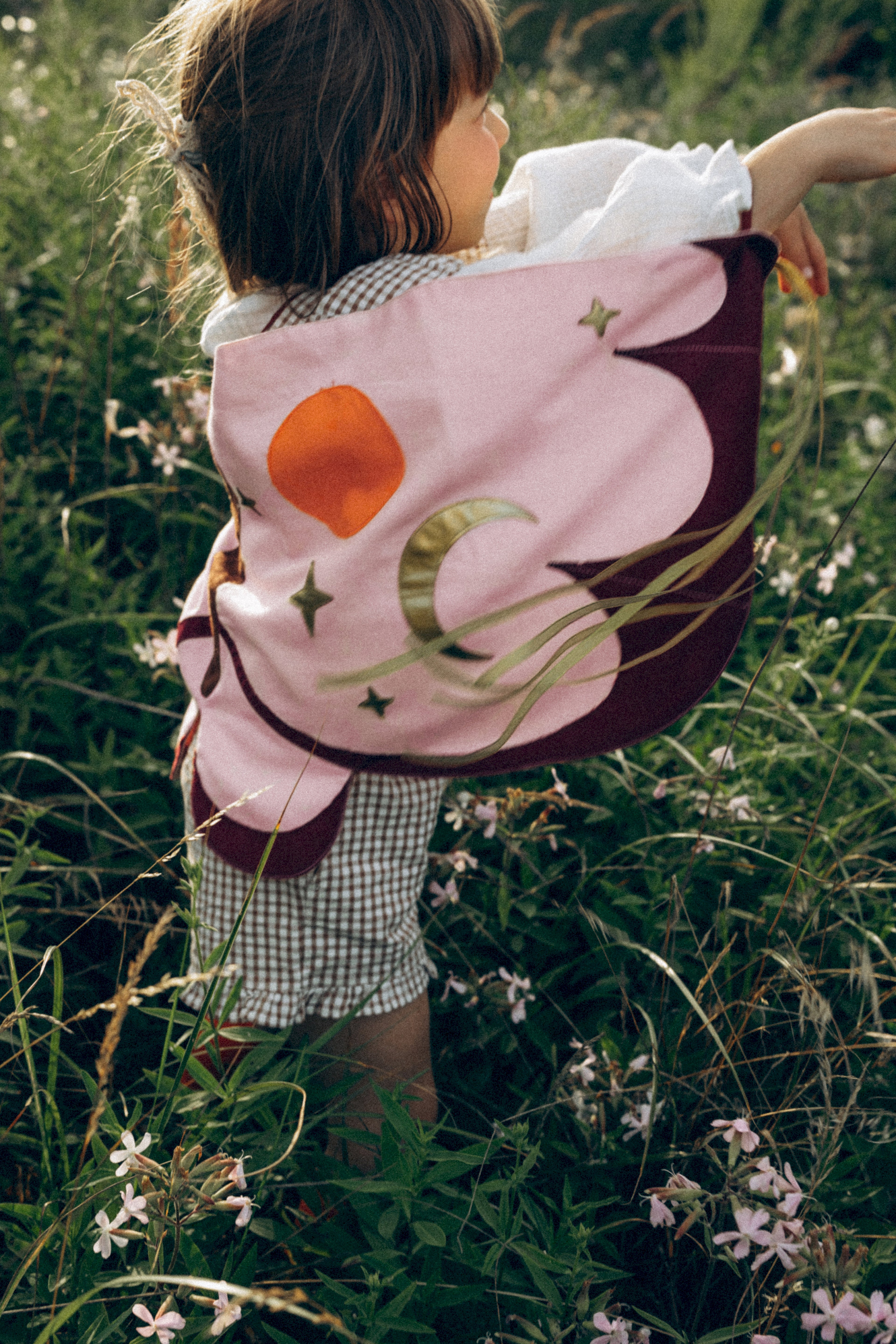 Mädchenkostüm „Motte“ – Flügel‑Cape für Kinder 3–7 Jahre | Leichtes Verkleidungs‑Set in Farbmix für Fasching, Party & Fotos