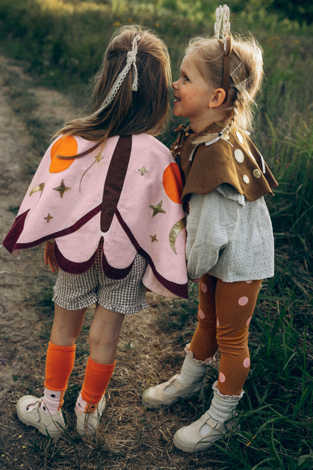 Mädchenkostüm „Motte“ – Flügel‑Cape für Kinder 3–7 Jahre | Leichtes Verkleidungs‑Set in Farbmix für Fasching, Party & Fotos