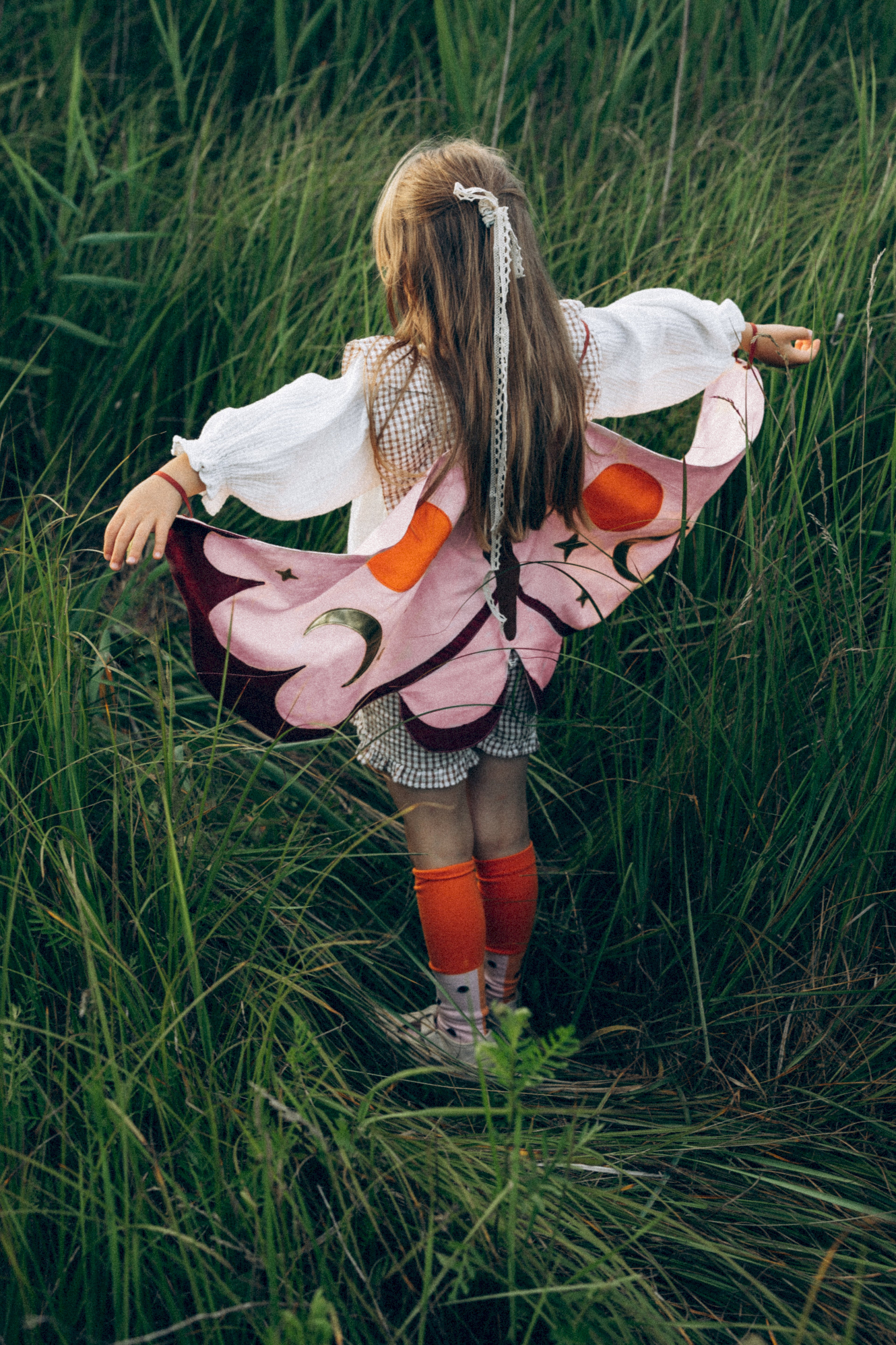Mädchenkostüm „Motte“ – Flügel‑Cape für Kinder 3–7 Jahre | Leichtes Verkleidungs‑Set in Farbmix für Fasching, Party & Fotos