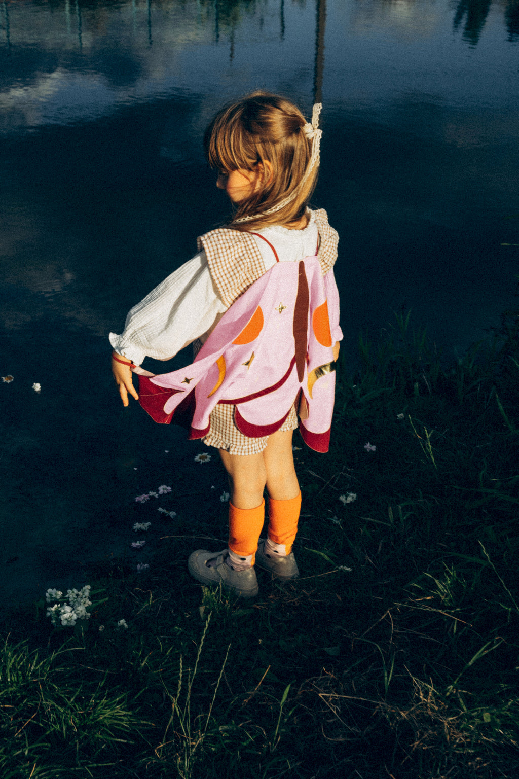 Mädchenkostüm „Motte“ – Flügel‑Cape für Kinder 3–7 Jahre | Leichtes Verkleidungs‑Set in Farbmix für Fasching, Party & Fotos