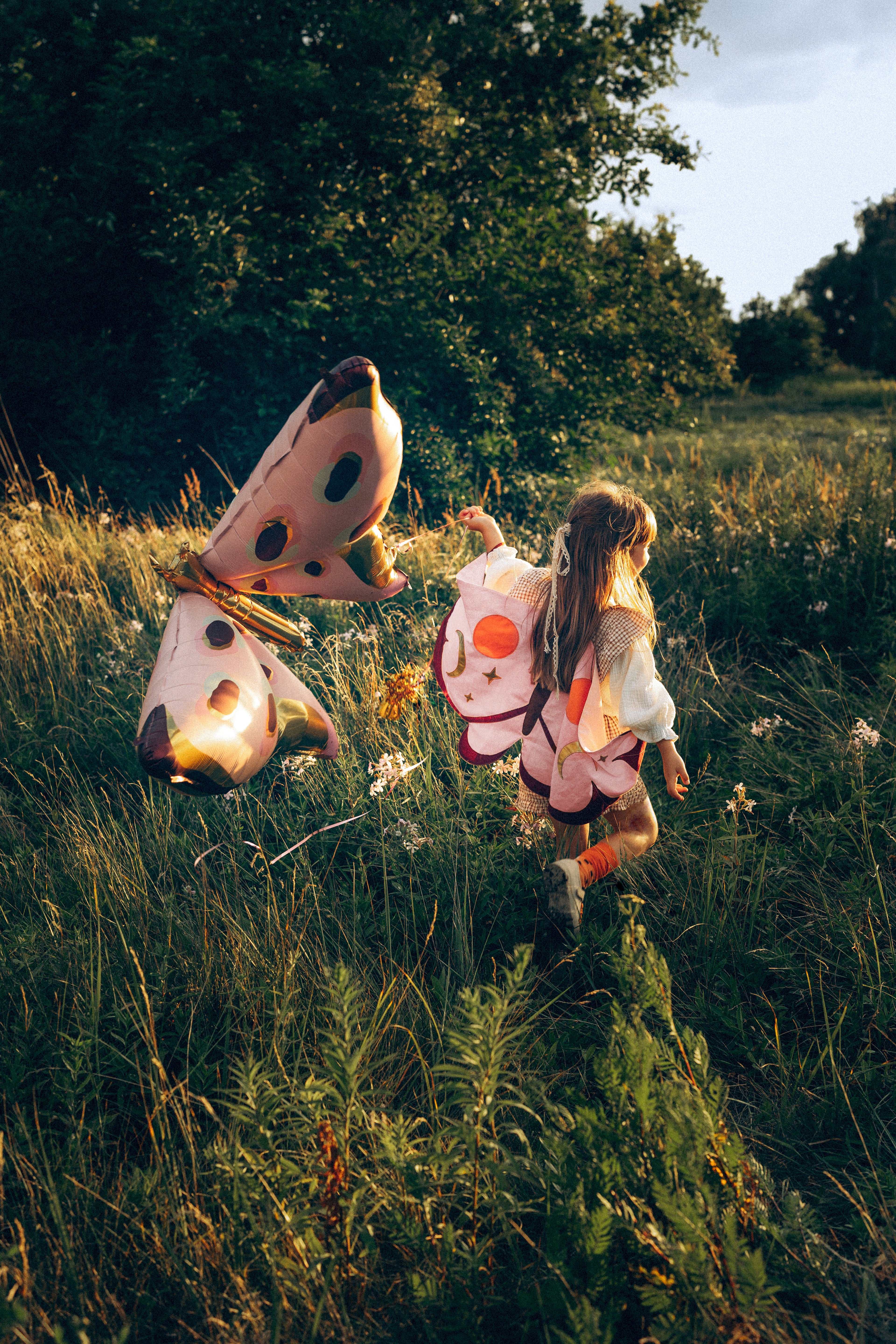 Mädchenkostüm „Motte“ – Flügel‑Cape für Kinder 3–7 Jahre | Leichtes Verkleidungs‑Set in Farbmix für Fasching, Party & Fotos