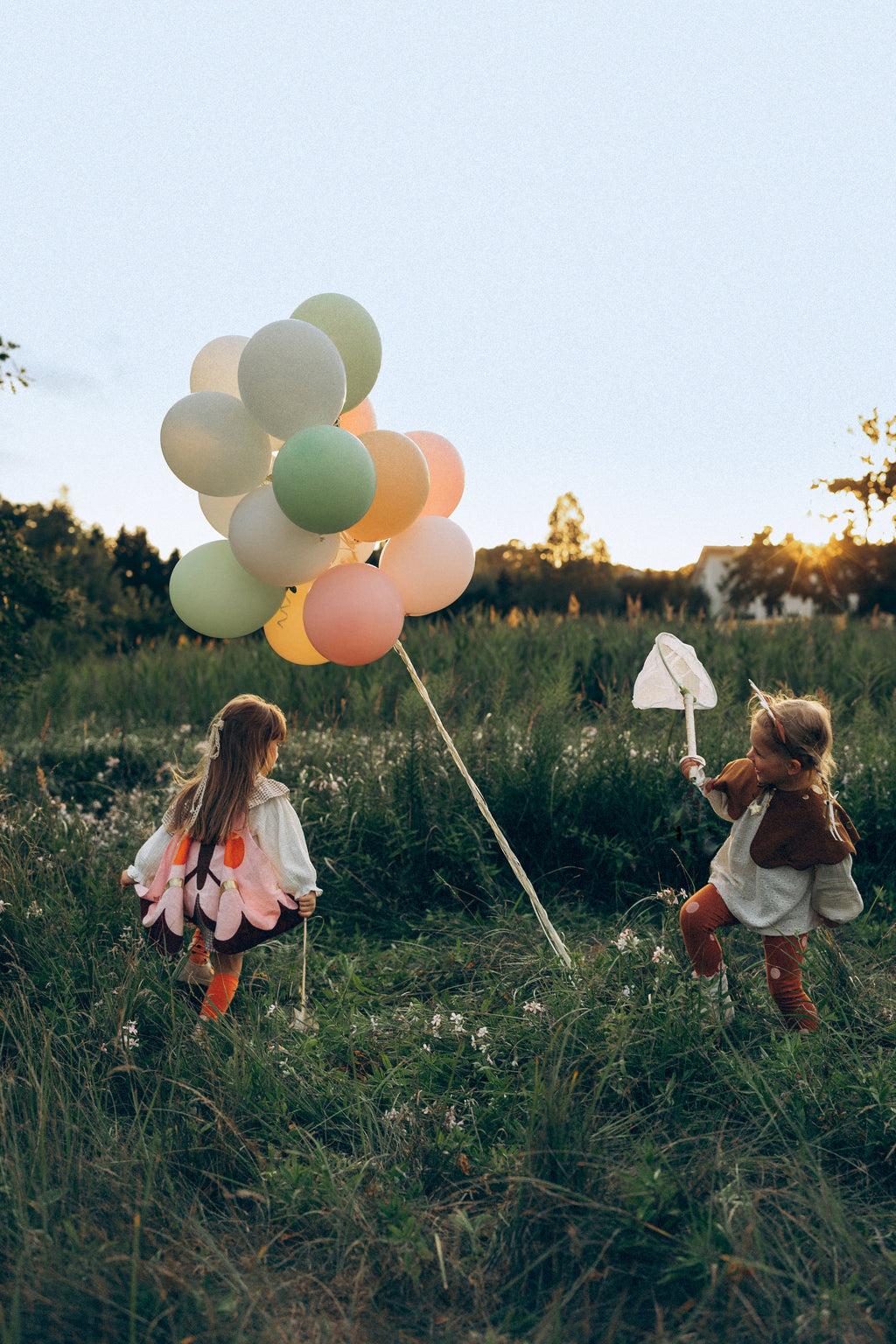 Mädchenkostüm „Motte“ – Flügel‑Cape für Kinder 3–7 Jahre | Leichtes Verkleidungs‑Set in Farbmix für Fasching, Party & Fotos