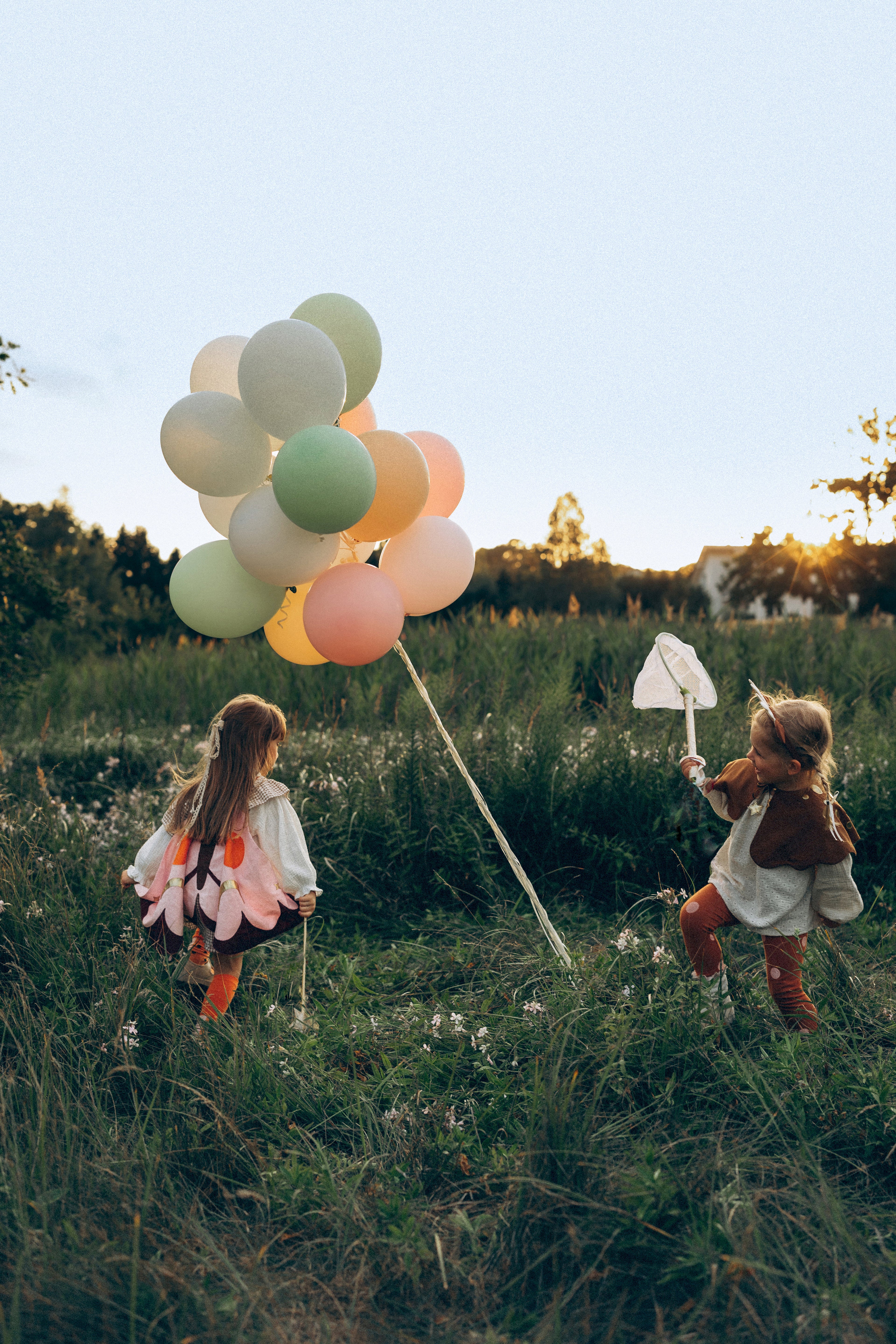 Mädchenkostüm „Motte“ – Flügel‑Cape für Kinder 3–7 Jahre | Leichtes Verkleidungs‑Set in Farbmix für Fasching, Party & Fotos
