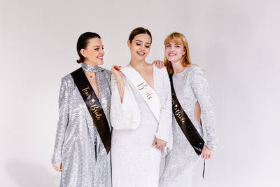 Brautparty Schärpen Set – 6‑teilig | „Bride“ in Weiß + 5× „Team Bride“ in Schwarz | JGA Accessoires, Gold Metallic, Bridal Shower Deko
