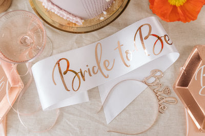 Bride to be Schärpe & Team Bride Schärpe – Satin Weiß mit roségoldenem Metallic‑Print | 75 × 10 cm | JGA , Bridal Shower Accessoires