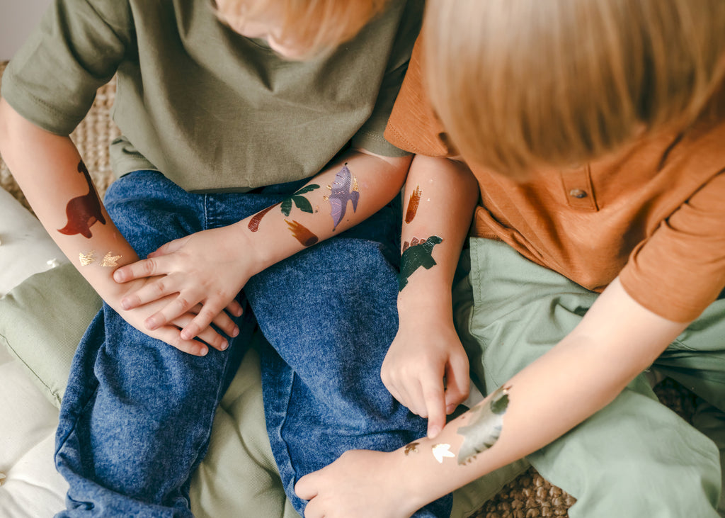 Dinosaurier Tattoos – 13er Set temporäre Kinder‑Tattoos | Bunter Dino‑Mix für Geburtstag, Kita & Partybags
