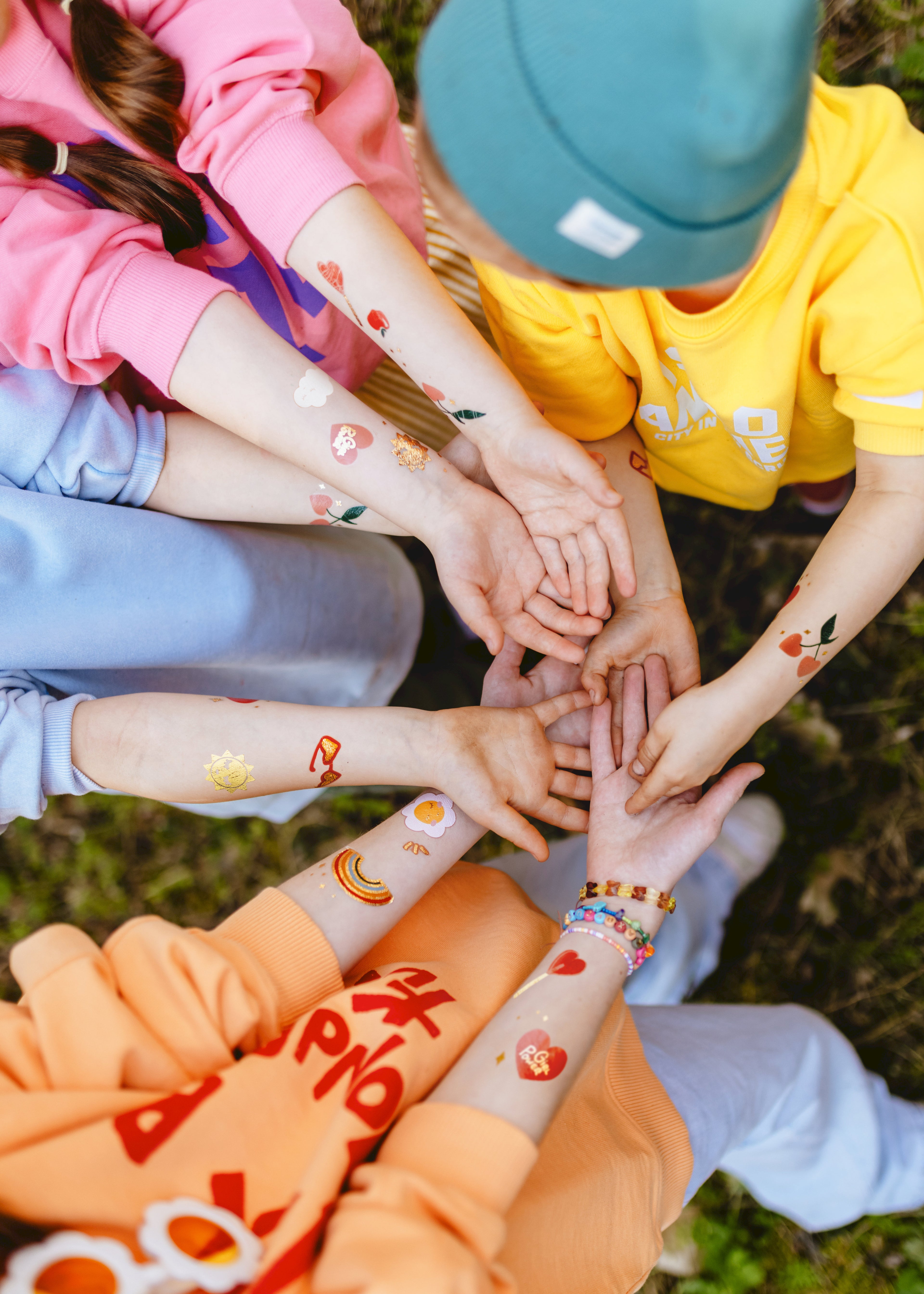 Gänseblümchen‑Tattoos – 14er Set temporäre Blumen‑Tattoos | Bunter Daisy‑Mix für Geburtstag, Festival & Mitgebsel