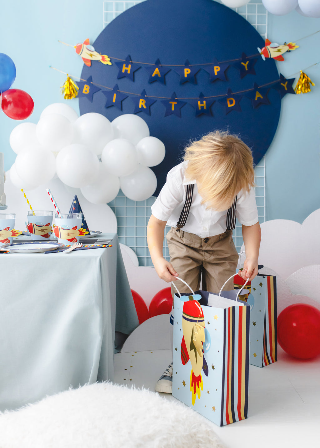 Geschenktüte in Flugzeugform – 10 × 35,5 × 24 cm | Bunte Geschenk‑ & Mitgebseltüte mit goldenem Blitzanhänger | Kindergeburtstag & Party