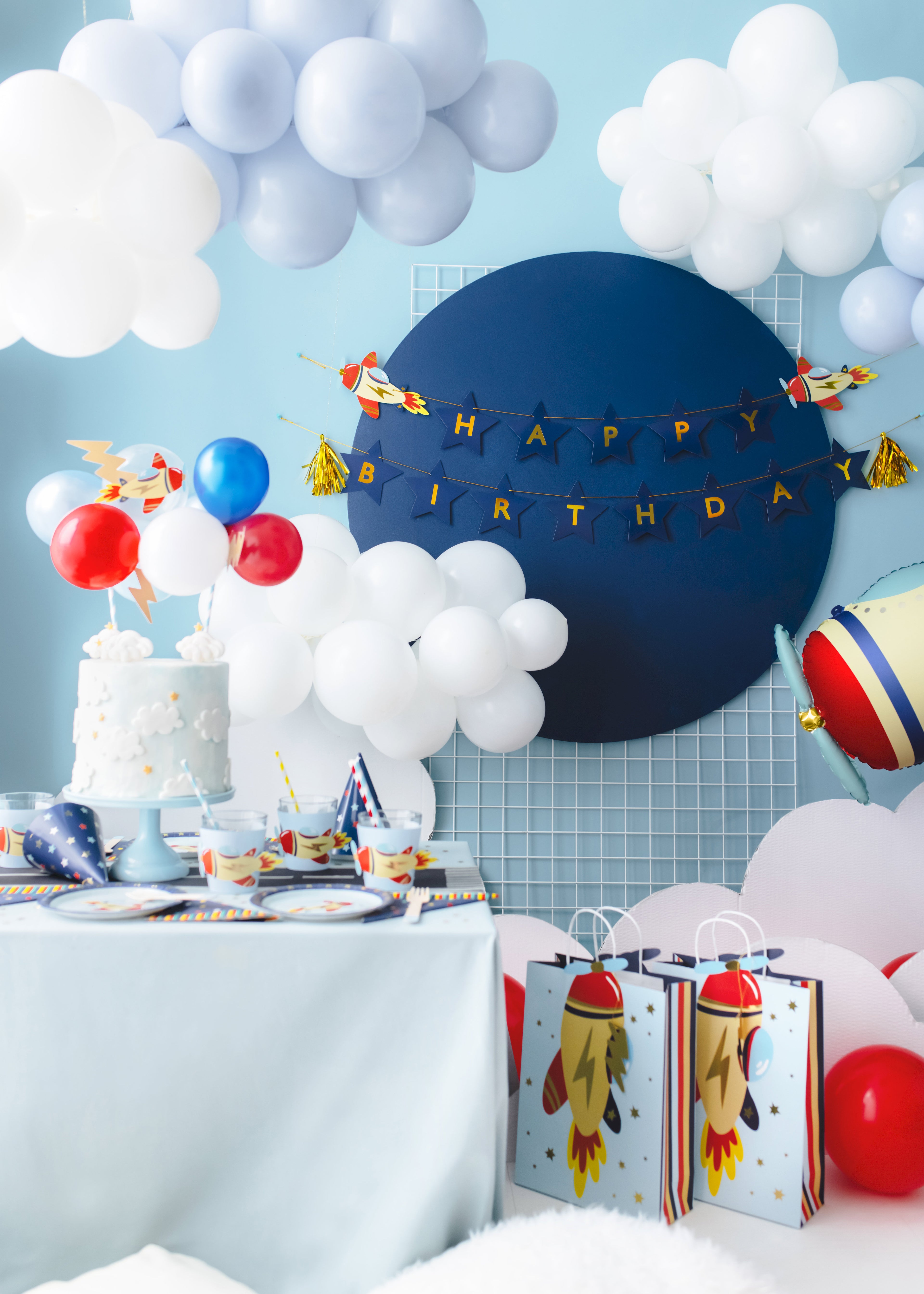 Geschenktüte in Flugzeugform – 10 × 35,5 × 24 cm | Bunte Geschenk‑ & Mitgebseltüte mit goldenem Blitzanhänger | Kindergeburtstag & Party