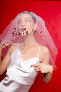 Brautschleier „Bride to Be“ – Weißer Schleier mit roségoldenem Schriftzug | 63 cm | JGA Accessoire, Bridal Shower, Hochzeit