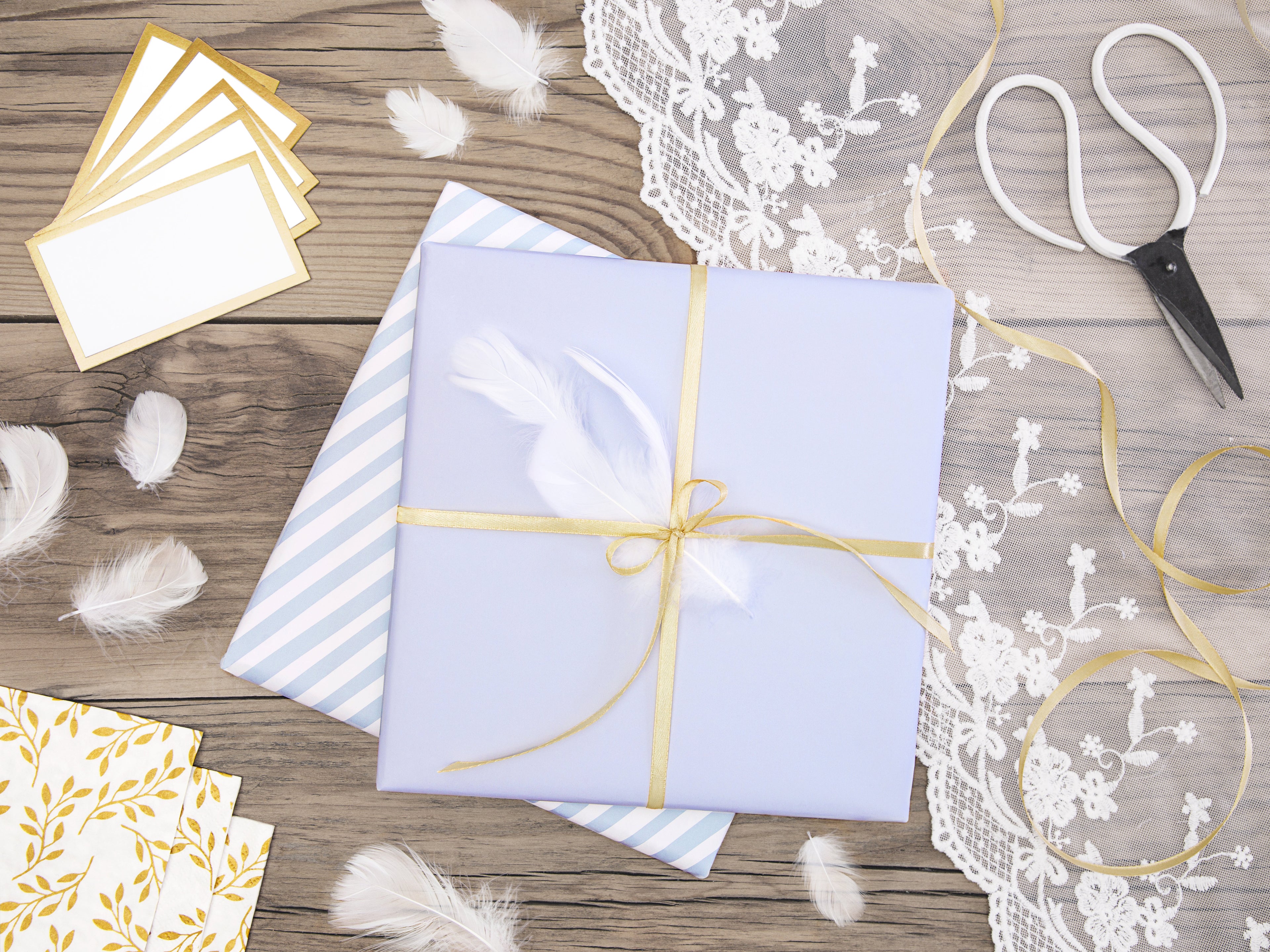 Tischkarten Weiß mit Goldrand – 10er Set | Platzkarten 9,5 × 5,5 cm für Hochzeit, Gala & Festtafel