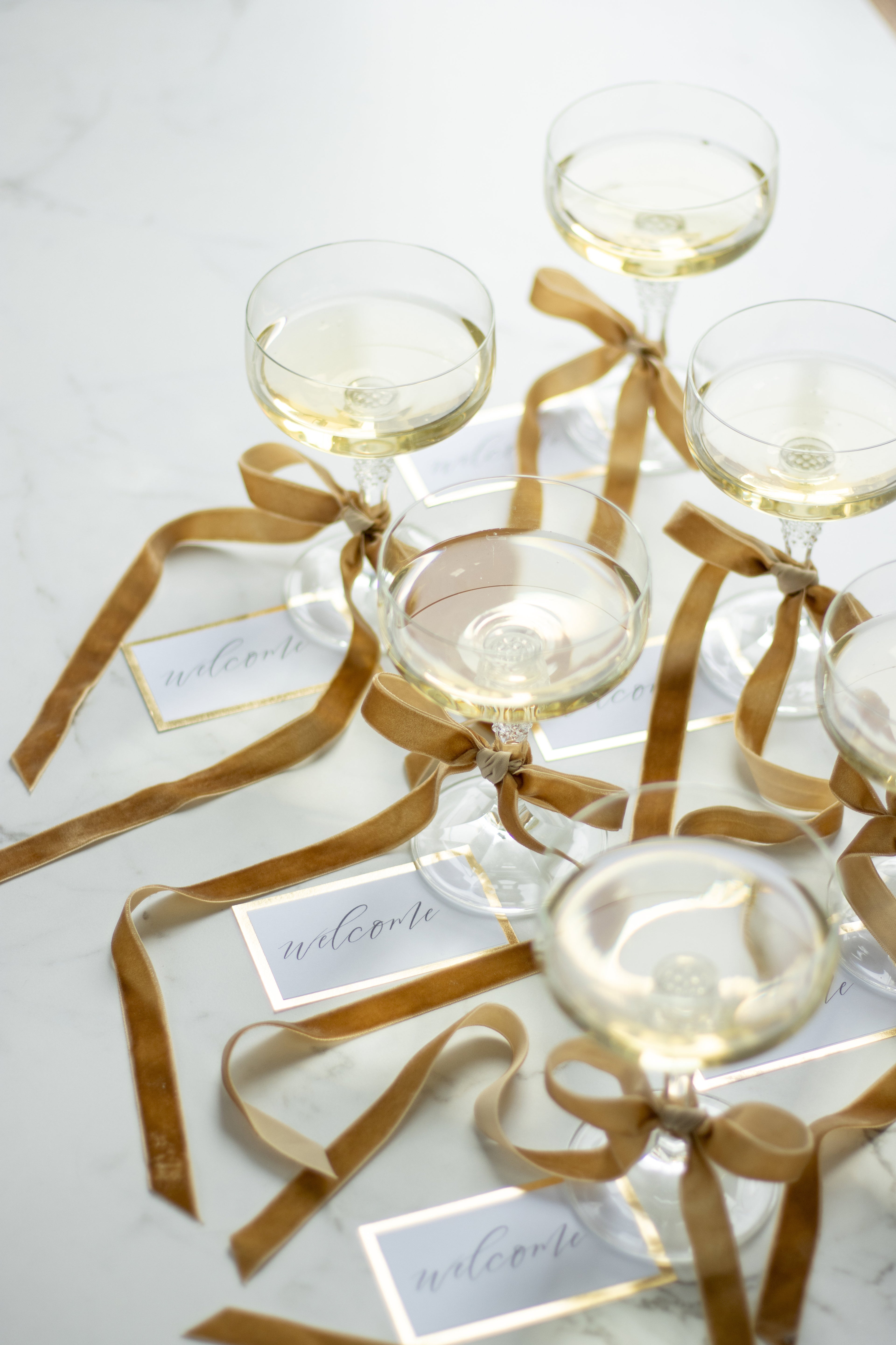 Tischkarten Weiß mit Goldrand – 10er Set | Platzkarten 9,5 × 5,5 cm für Hochzeit, Gala & Festtafel