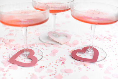 Herzförmige Glasmarker – 10er Set in bunten Farben | Wiederverwendbare Glas‑Anhänger 6,5 × 6 cm | Party, Hochzeit, JGA, Weingläser markieren