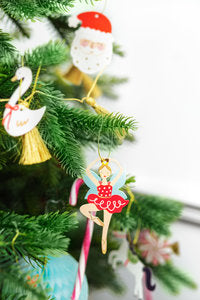 Geschenkanhänger „Nussknacker“ – 12‑teiliges Set | Weihnachts‑Tags aus Papier + 2,5 m goldene Schnur | Bunter Mix | 4 Designs