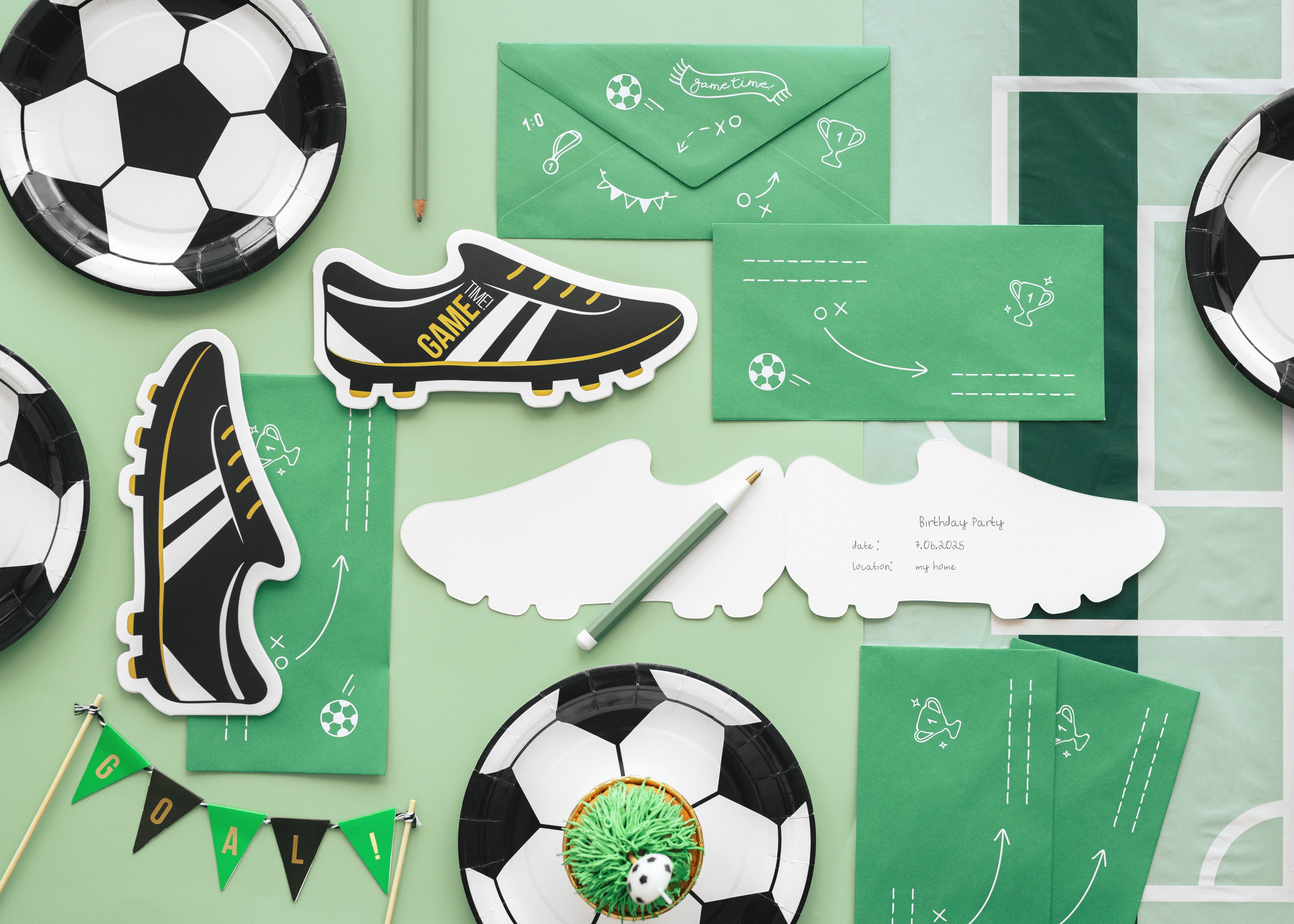Fußball‑Einladungen „Game Time“ – 6er Set | Karten im Fußballschuh‑Design inkl. Umschlägen | 19 × 9 cm | Schwarz & Metallic‑Gold