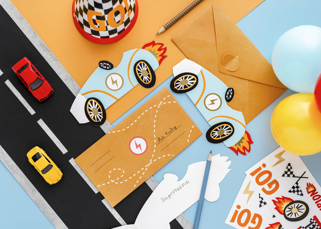 Auto‑Einladungen – 6er Set | Karten in Autoform inkl. Umschlägen | 18,8 × 8,4 cm | Kindergeburtstag & Renn‑Mottoparty