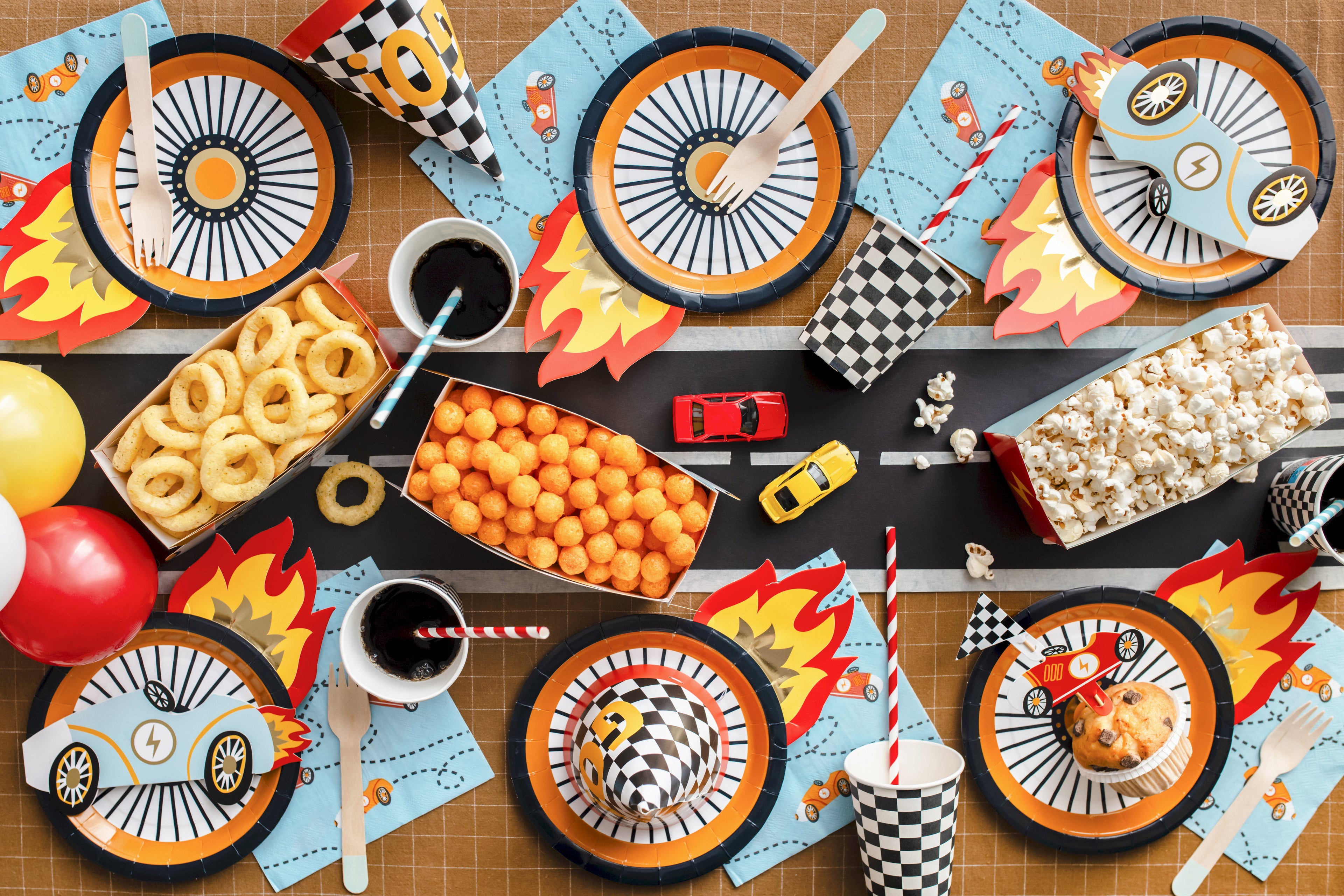 Auto‑Einladungen – 6er Set | Karten in Autoform inkl. Umschlägen | 18,8 × 8,4 cm | Kindergeburtstag & Renn‑Mottoparty