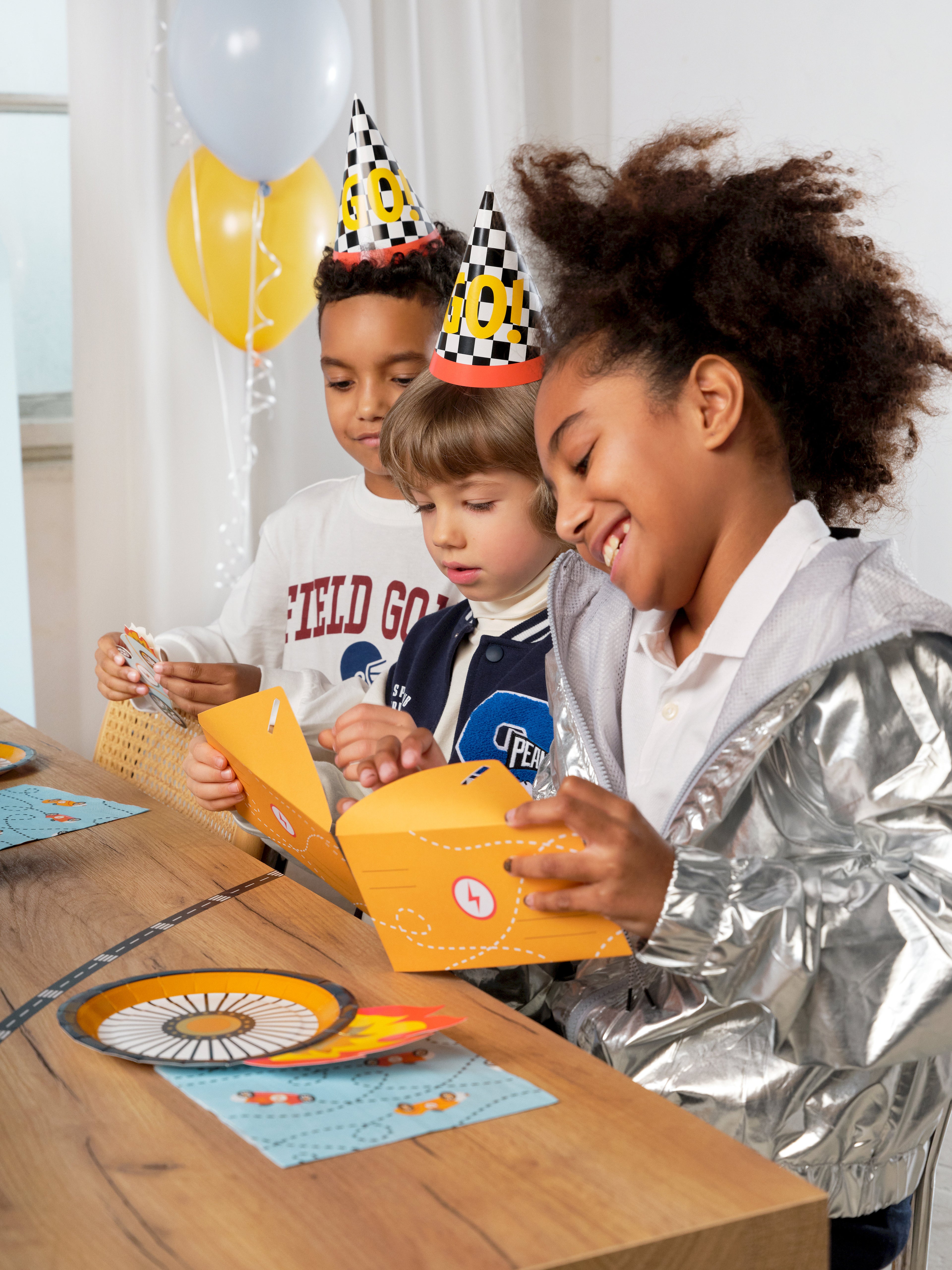 Auto‑Einladungen – 6er Set | Karten in Autoform inkl. Umschlägen | 18,8 × 8,4 cm | Kindergeburtstag & Renn‑Mottoparty