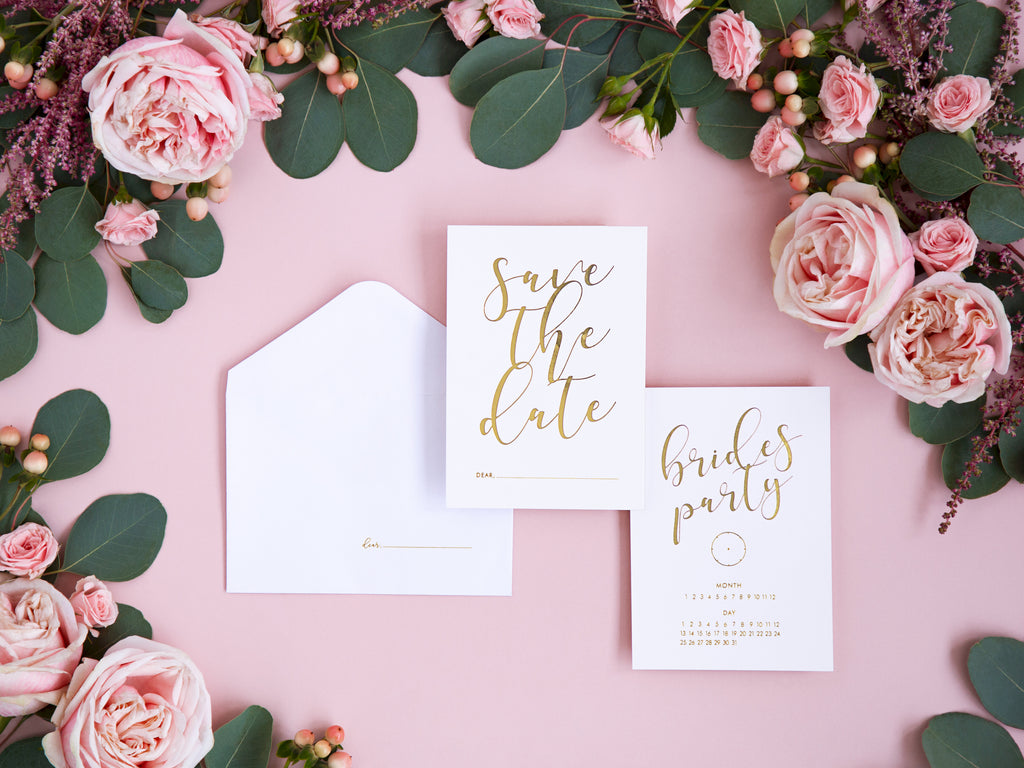 Save‑the‑Date Einladungen JGA – Weiß mit goldener Metallic‑Prägung | 10 Karten inkl. Umschlägen