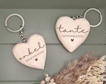 Herz Schlüsselanhänger aus Lindenholz – handgeschnitzt | Geschenk für Mama, Papa, Oma, Opa, Onkel, Tante | Personalisiert | Holz Gravur