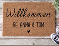 Personalisierte Fußmatte – „Willkommen bei [Name & Name]“ – Geschenk Einzug, Paar, Hochzeit, Türvorleger mit Namen, Geschenkideen