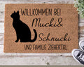 Personalisierte Fußmatte Katze – „Willkommen bei “ – Geschenk für Katzenfreunde, Haustür Deko mit Namen, Geschenkideen, Weihnachtsgeschenk