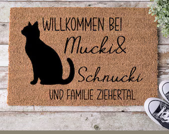 Personalisierte Fußmatte Katze – „Willkommen bei “ – Geschenk für Katzenfreunde, Haustür Deko mit Namen, Geschenkideen, Weihnachtsgeschenk