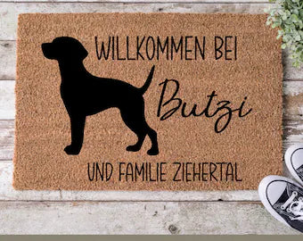 Personalisierte Fußmatte mit Hund – Willkommen bei [Name] & Familie – Geschenk für Hundebesitzer, Haustür Deko, individuell, Geschenkideen